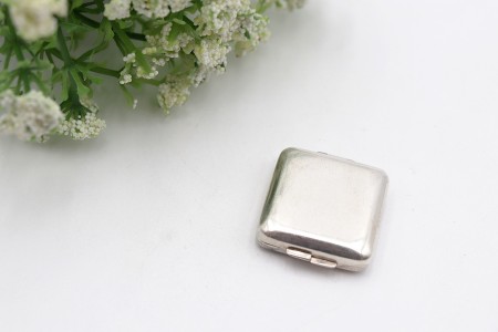 Caixa de comprimidos quadrada em prata lisa